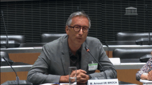 Photographie d'Arnaud de Broca prenant la parole à l'Assemblée nationale
