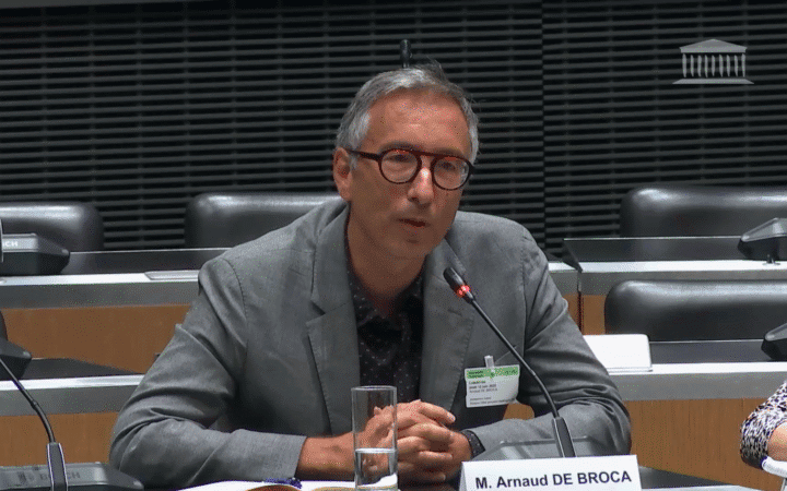 Photographie d'Arnaud de Broca prenant la parole à l'Assemblée nationale