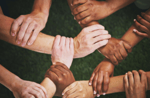 Personnes solidaires se tenant les mains et les poignets