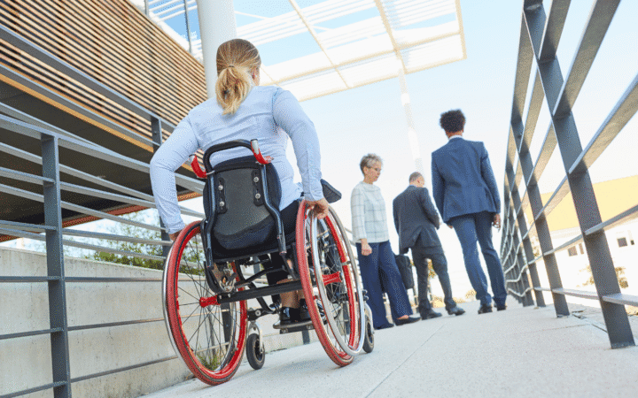 Femme se déplaçant en fauteuil roulant