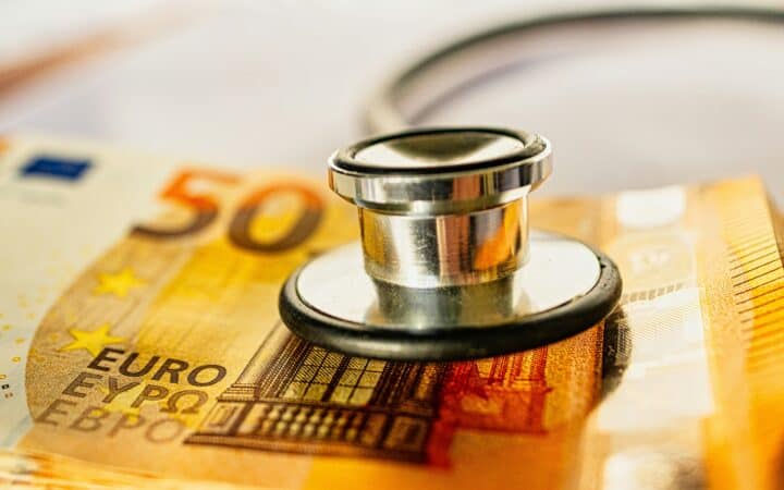 Un stéthoscope au dessus d'un billet de 50 euros