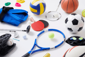 Plusieurs matériels sportifs : raquettes, ballons, volant, plots, balles.
