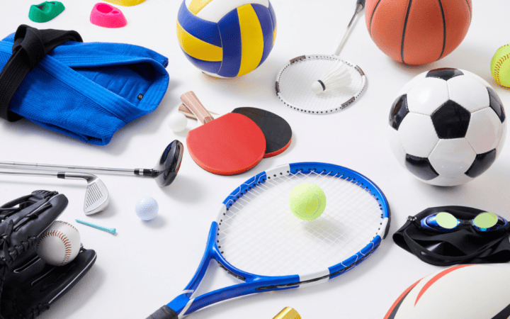 Plusieurs matériels sportifs : raquettes, ballons, volant, plots, balles.